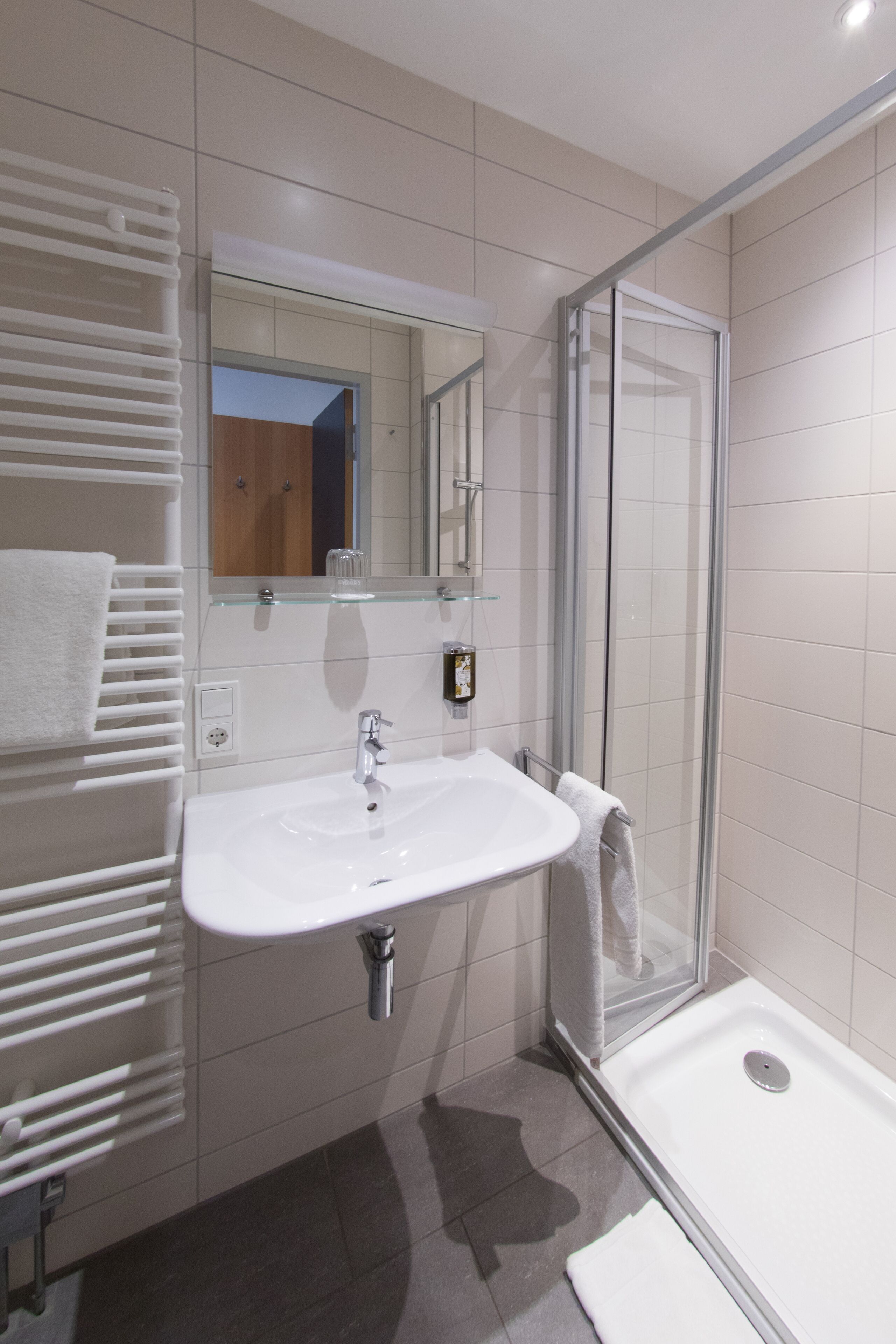 standard single room | bathroom | shower, towels