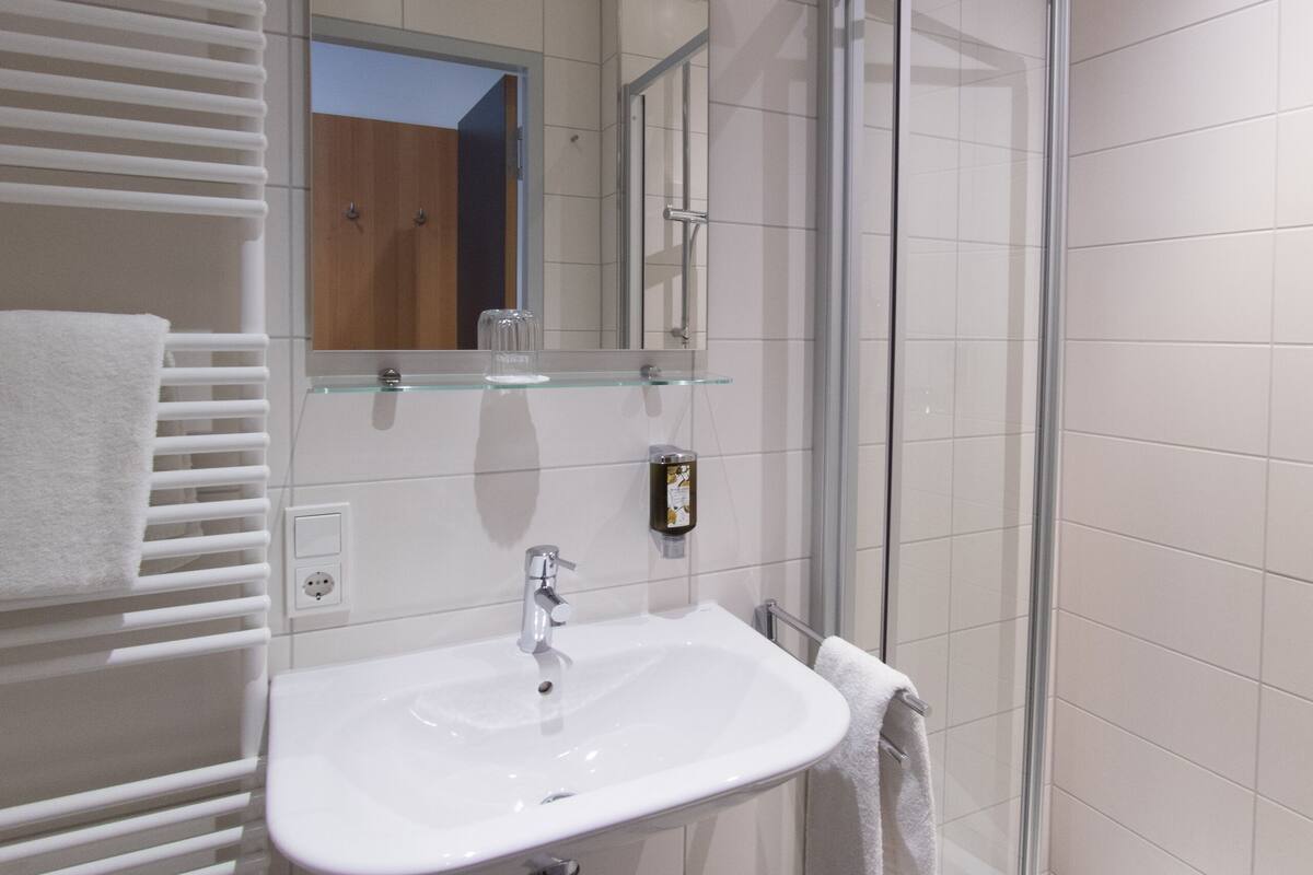 standard single room | bathroom | shower, towels