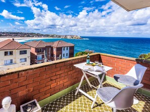 Outdoor dining - Beachside lookout close to Bondi Beach (Bondi)