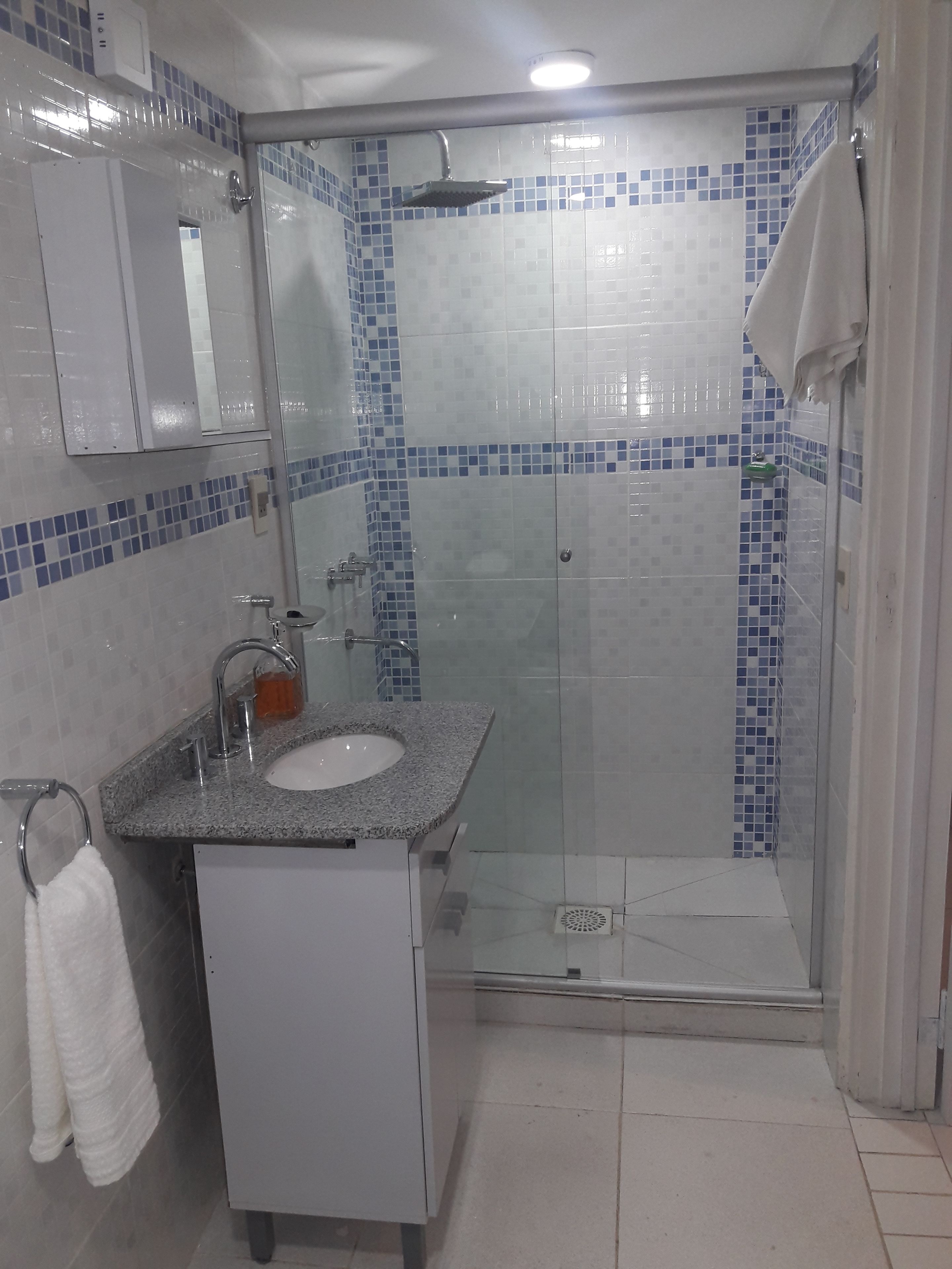 classic triple room | bathroom | combined shower/bathtub, free toiletries, hair dryer, dressing gowns