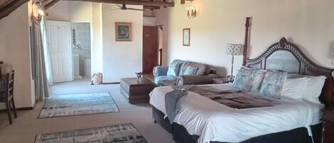 Luxury rooms Bed & breakfast | Coin séjour | TV connectée de 32 pouces avec chaînes par satellite