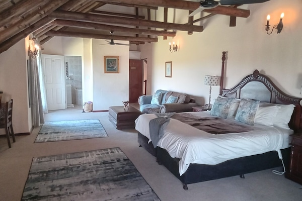 Luxury rooms Bed & breakfast | Opholdsområde | 32-tommers smart-tv med satellitkanaler