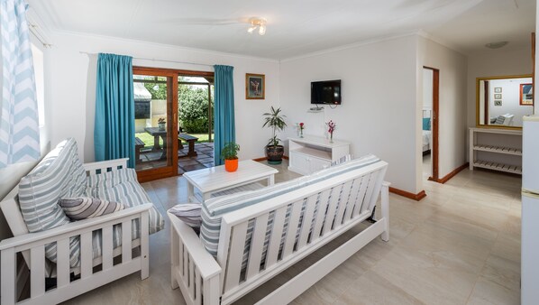 Cottage self-catering Room Only | 起居区 | 32-英寸智能电视（配备卫星频道）