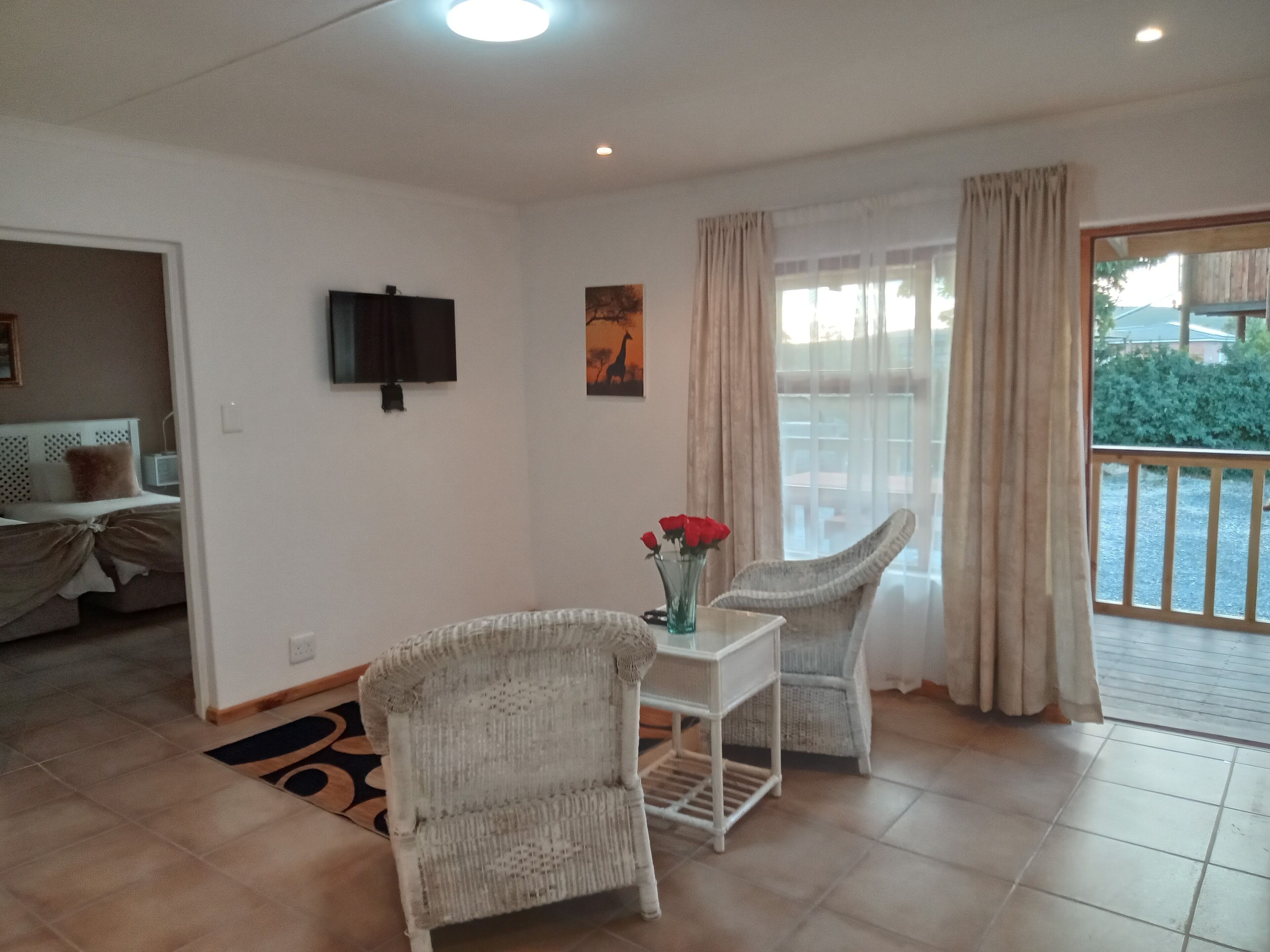 Giraffe suite | Área de sala de estar | Smart TV de 32 pulgadas con canales vía satélite 