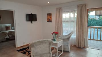 Giraffe suite | Ruang tamu | 32 inci sebuah televisyen pintar dengan satelit