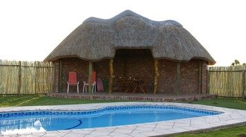 Una piscina al aire libre, tumbonas