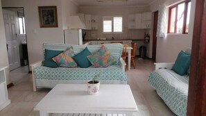 Leopard Tortoise Cottage self-catering | Zona de estar | Smart TV de 32 pulgadas con canales por satélite