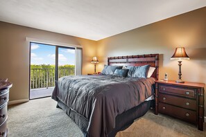 คอนโด, หลายเตียง, วิวคลอง (2 Bedrooms) | 2 ห้องนอน, โต๊ะทำงาน, พื้นที่ทำงานแบบใช้แล็ปท็อป, เตารีด/โต๊ะรีดผ้า