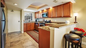 Condo, Berbilang Katil, Canal View (2 Bedrooms) | Dapur peribadi | Peti sejuk/penyejuk beku saiz penuh, ketuhar gelombang mikro, ketuhar 