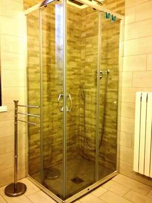 Double Room (Castellamare) | Bathroom shower