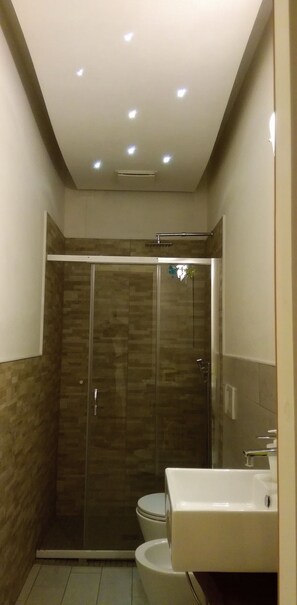 Double Room (Aternum) | Bathroom | Shower, rainfall showerhead, free toiletries, hair dryer - B&B San Francesco (Pescara)