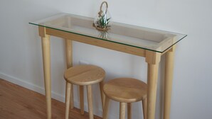A glass-top table with two wooden stools. - Ó poboa guesthouse (Povoa De Varzim)