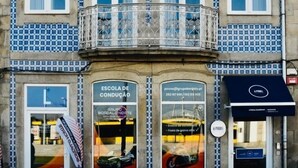 A building with a tiled facade, multiple windows, and a balcony with ornate railings. - Ó poboa guesthouse (Povoa De Varzim)