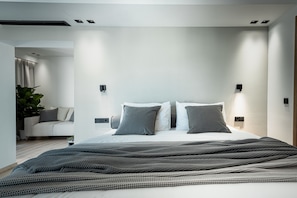 Penthouse, Hot Tub, Sea View | Memory foam beds, minibar, in-room safe, soundproofing - 31 Doors Hotel (Alexandroupoli)