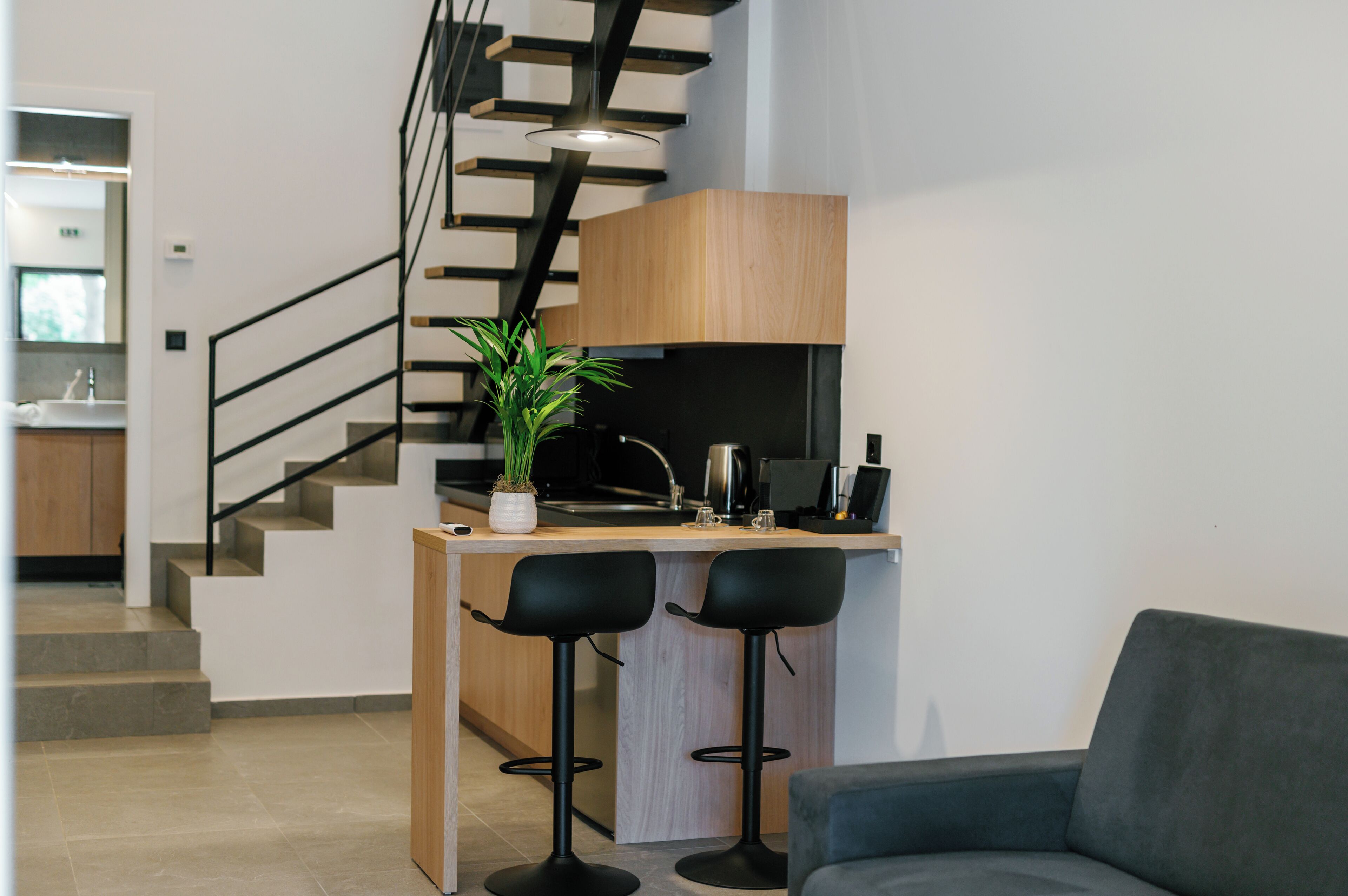 31 doors loft (up to 4) - annex building | living area | 42-inch smart tv with cable channels, tv