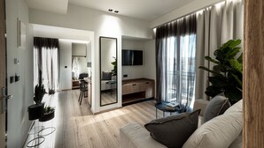 Loftsleilighet, spabadekar, sjøutsikt | Oppholdsrom | En 42-tommers smart-TV med kabel-kanaler samt TV