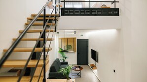 31 Doors Loft (up to 4) - Annex Building | Oppholdsområde | En 42-tommers smart-TV med kabel-kanaler samt TV