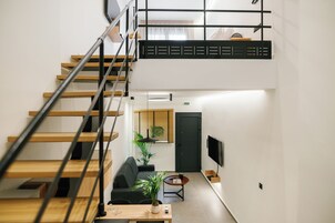 31 Doors Loft (up to 4) - Annex Building | Zona de estar | Smart TV de 42 pulgadas con canales por cable, una televisión