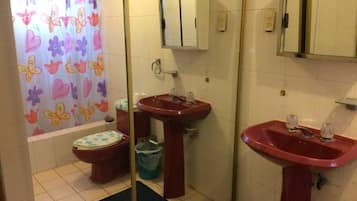 Amenidades de baño gratuitas, secadora de cabello, toallas