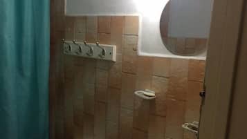 Articles de toilette gratuits, sĂšche-cheveux, serviettes fournies