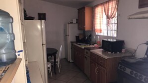 Cafeteira/chaleira, geladeira, micro-ondas, fogão
