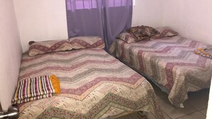 Quarto conforto, 2 camas de casal, banheiro privativo, no pátio | Roupas de cama premium, cofres nos quartos