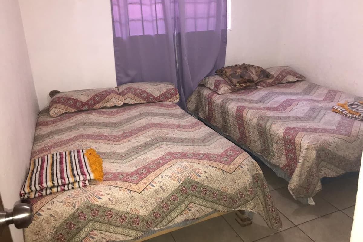 Comfort-Zimmer, 2 Doppelbetten, eigenes Bad, zum Innenhof hin