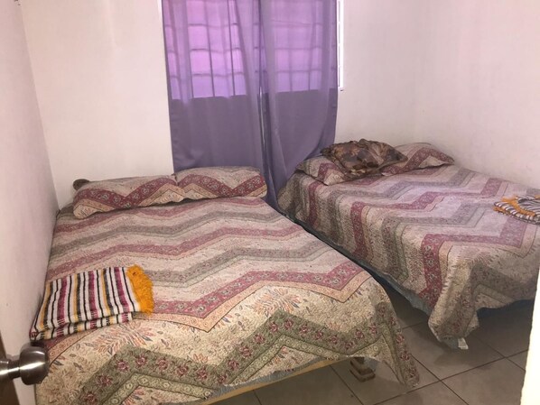 Chambre Confort, 2 lits doubles, salle de bains privée, côté cour intérieure | Literie de qualité supérieure, coffres-forts dans les chambres