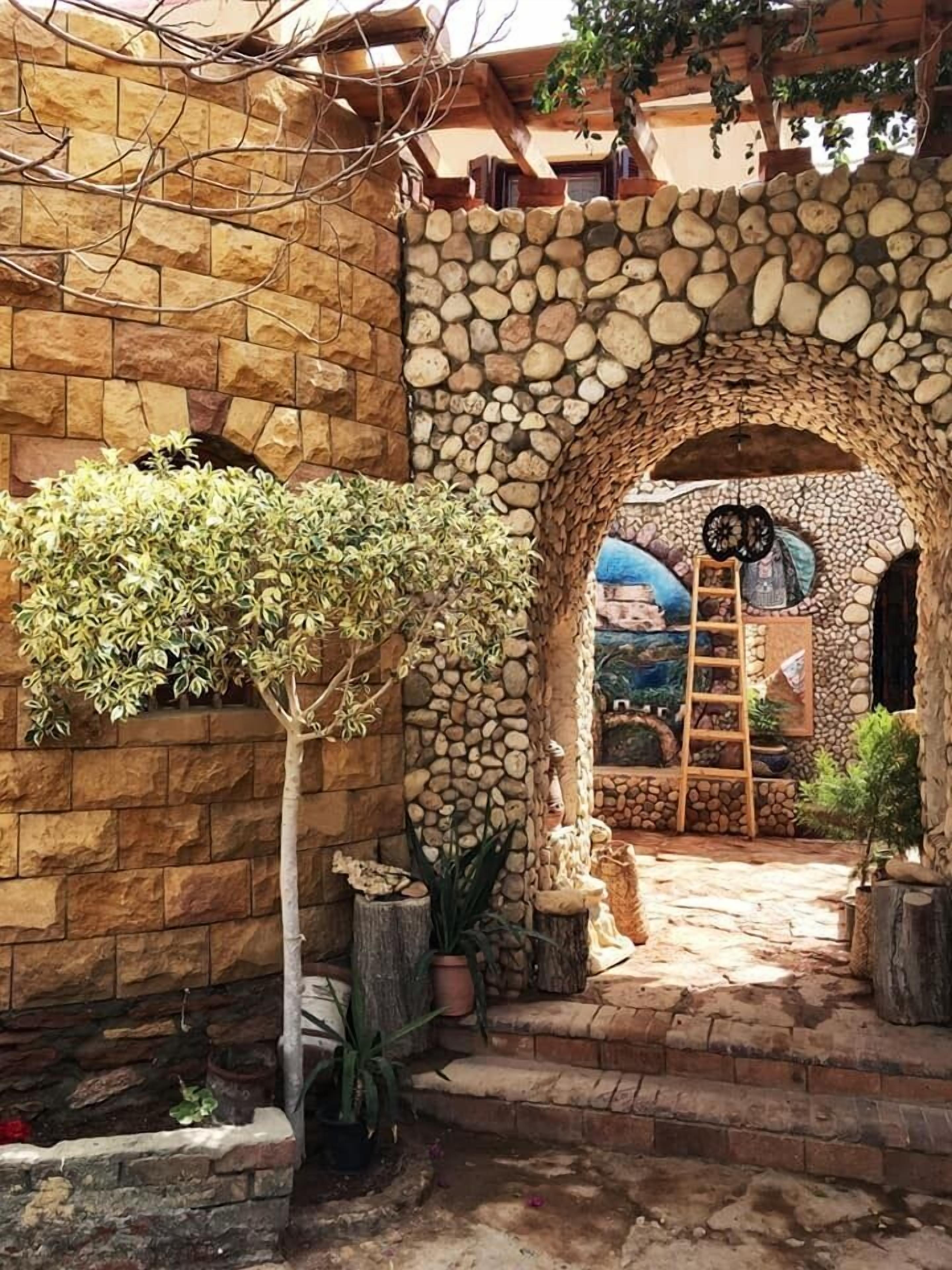 المنطقة المحيطة بالمنشأة