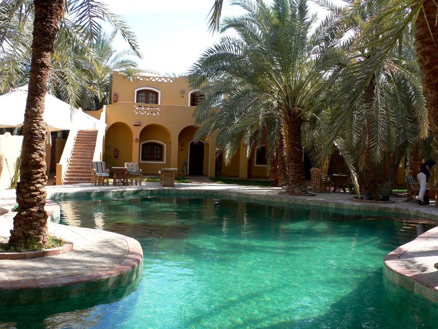 Una piscina techada, una piscina al aire libre