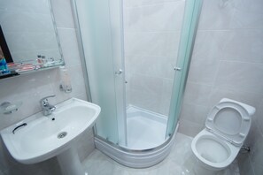 Shower, rainfall showerhead, free toiletries, hair dryer - Hotel 725 (Batumi)
