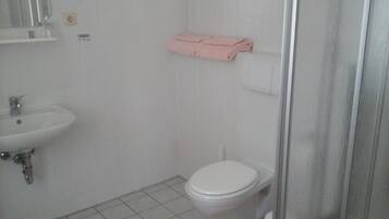 Chuveiro, toalhas de banho