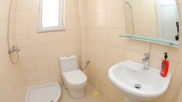 Two bedroom Family balcony Nr.5 | Banheiro | Chuveiro, produtos de toalete grátis, secador de cabelo