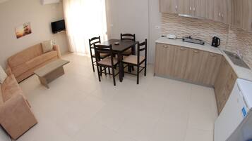 Køleskab, mikrobølgeovn, kogeplade, elkedel