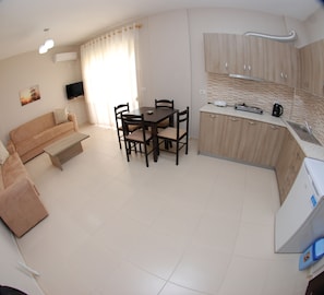 Fridge, microwave, stovetop, electric kettle - Wave Apartments Sarande (Sarandë)