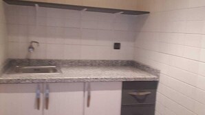 Appartement, 1 slaapkamer | Privékeuken | Een koelkast, een kookplaat, kookgerei, borden en bestek