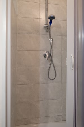Apartment, 2 Schlafzimmer | Dusche im Bad