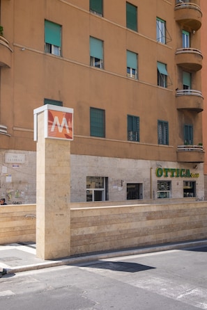 A building with a sign for 'OTTICA Gold' and a 'VIA LA SPEZIA' sign. - Roma - Via la Spezia 70 (Rome)