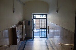Interior entrance - Roma - Via la Spezia 70 (Rome)