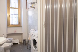 Apartment, 2 Bedrooms | Bathroom - Roma - Via la Spezia 70 (Rome)