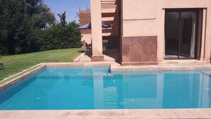 حمام سباحة خاص