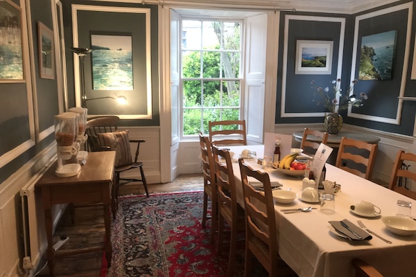 每日供应英式早餐(每人 GBP 12.50)