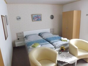 Tweepersoonskamer, privébadkamer | Verduisterende gordijnen, beddengoed