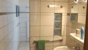 Phòng đôi, phòng tắm riêng | Phòng tắm | Bồn tắm ngâm, máy sấy tóc, khăn tắm