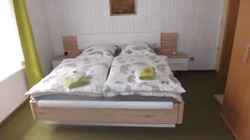 Phòng đôi, phòng tắm riêng | Màn/rèm cản sáng, bộ trải giường