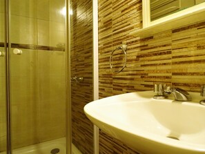 Shower, rainfall showerhead, bidet, towels - Hotel Haedo (Haedo)