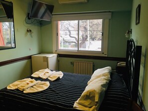 أسرّة سليكت كومفورت وخزنة داخل الغرفة وبديكورات فريدة لكل غرفة