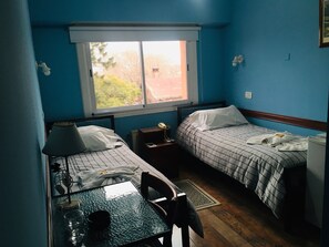 クラシック ツインルーム シングルベッド 2 台 シティビュー | セレクト コンフォート製ベッド、セーフティボックス (室内)、客室ごとに異なる装飾、客室ごとに異なるインテリア