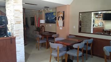 32-Zoll-LCD-Fernseher mit Premium-TV-Sendern, Fernseher