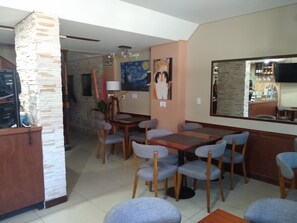 تلفزيون إل سي دي بحجم 32-بوصة يعرض قنوات تلفزيونية مميزة، تلفزيون